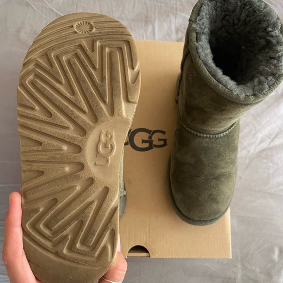 UGG Boots Kids Size 2 - Picture 3 of 8